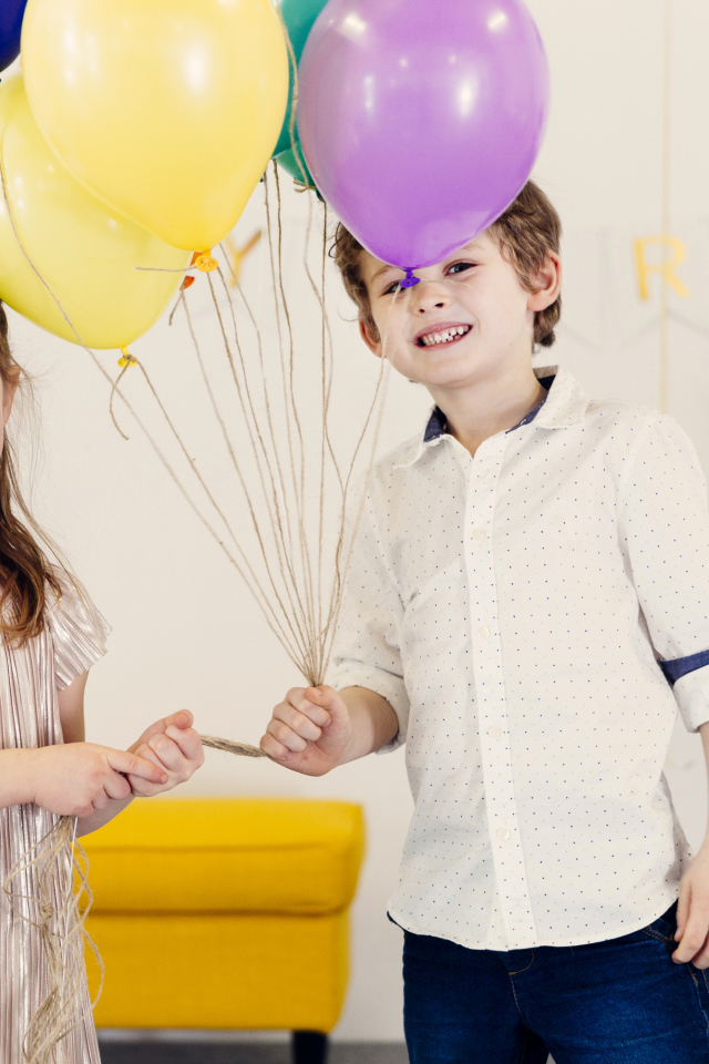 Маленькие мальчик и девочка отмечают день рождения 