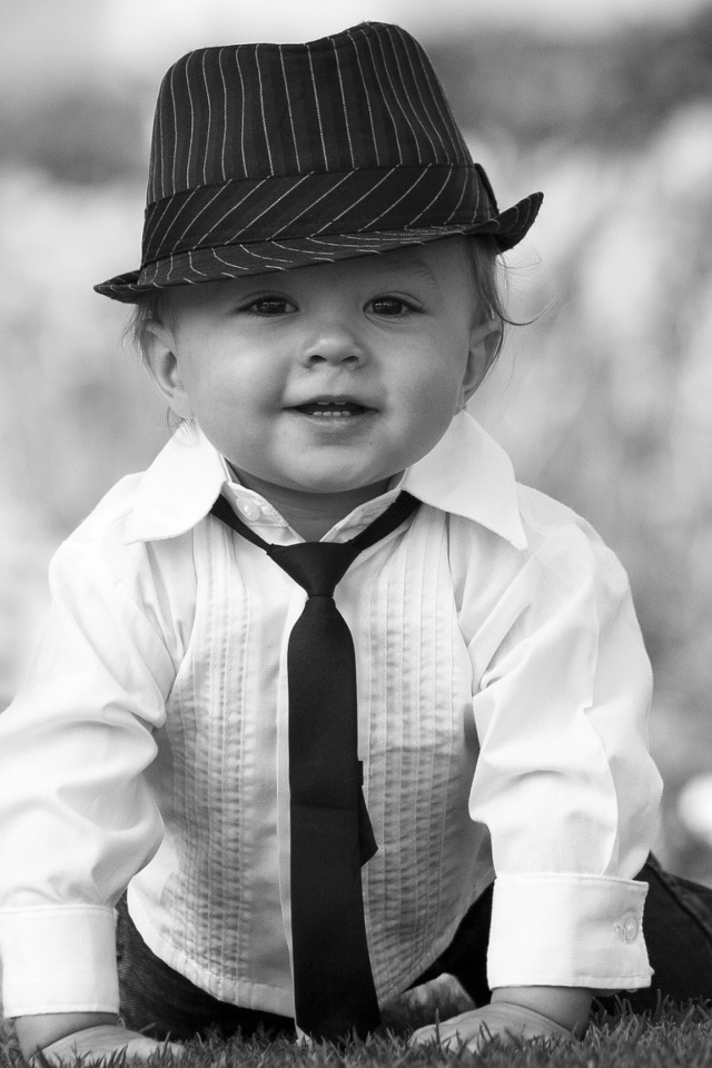 Маленький мальчик в шляпе черно -  белое фото 