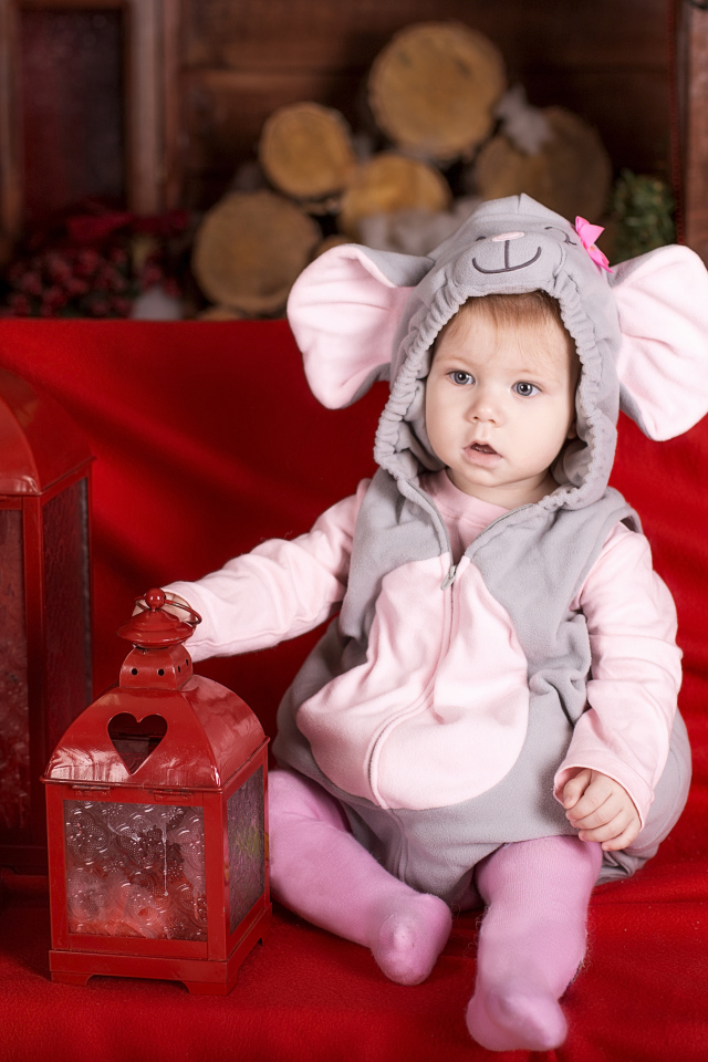 Маленький мальчик в костюме мышонка с фонарями на диване