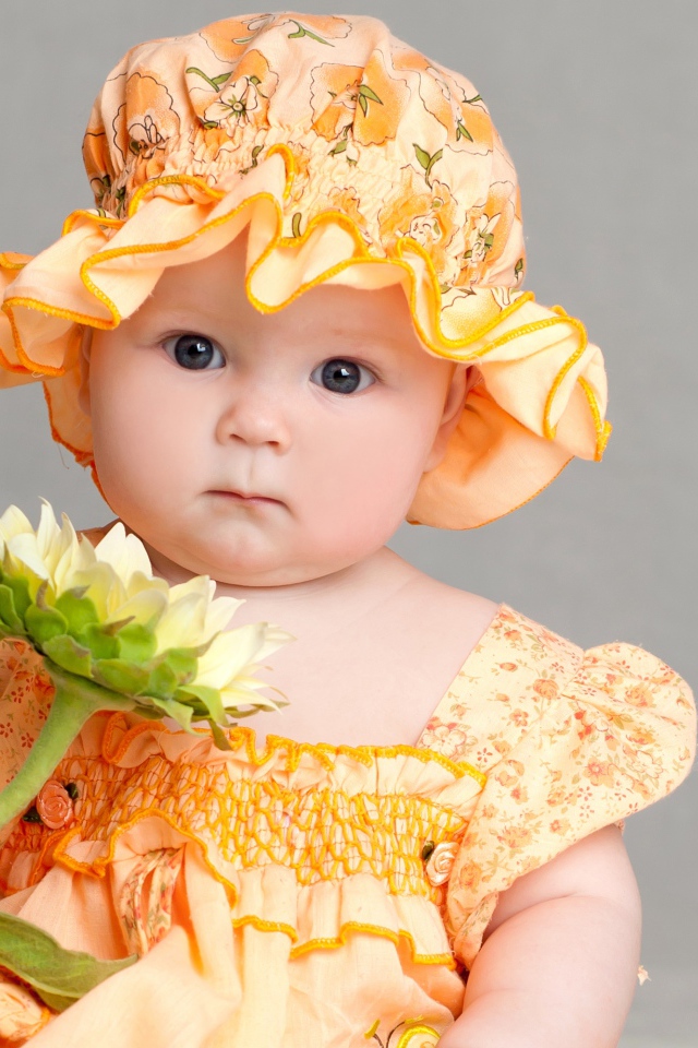 Маленькая девочка в красивом наряде с цветком