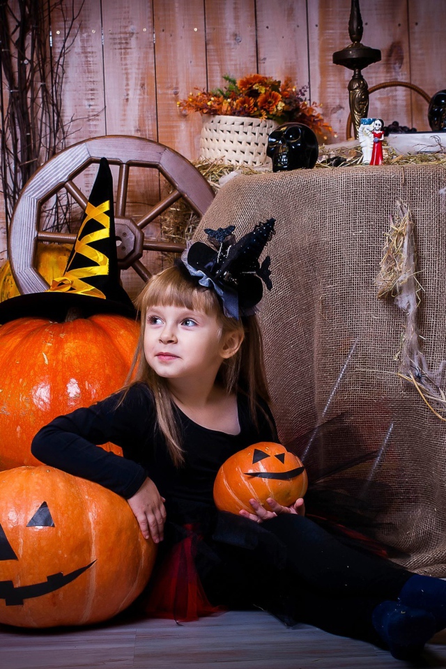 Маленькая девочка в костюме на Хэллоуин 