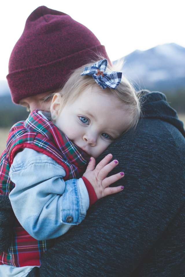 Маленькая девочка на руках у папы