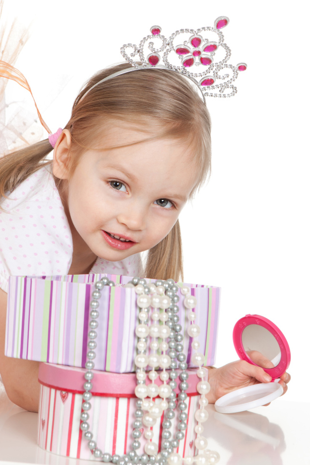 Маленькая девочка принцесса с украшениями