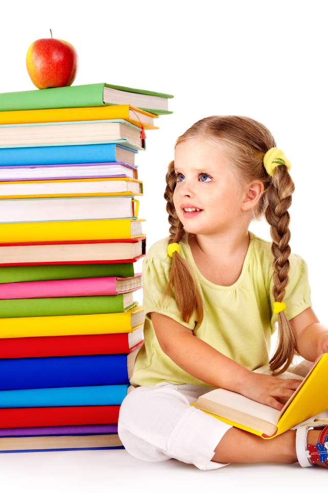 Маленькая девочка школьница с книгами на белом фоне