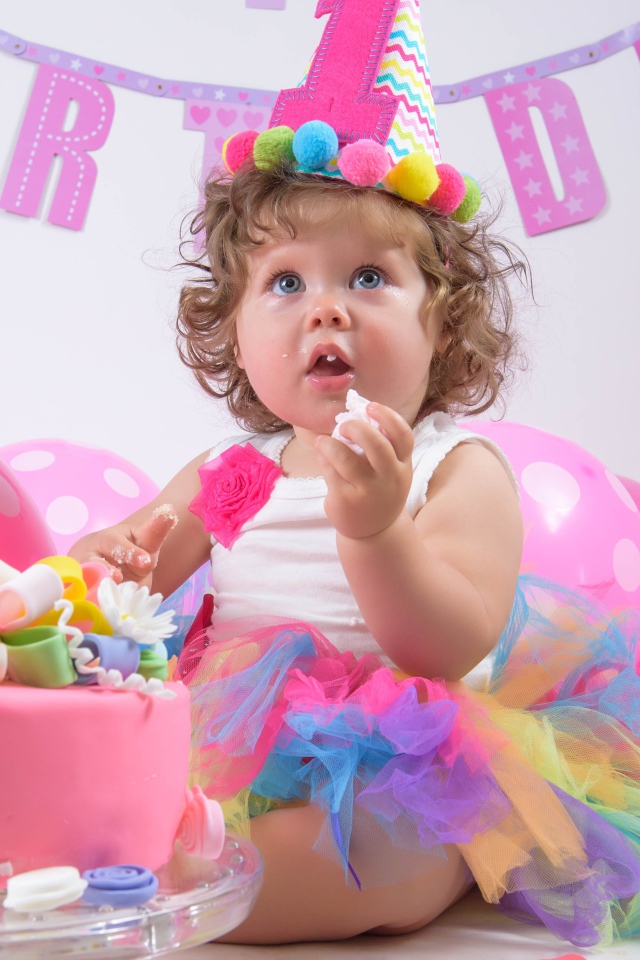 Маленькая девочка с тортом на день рождения 1 год