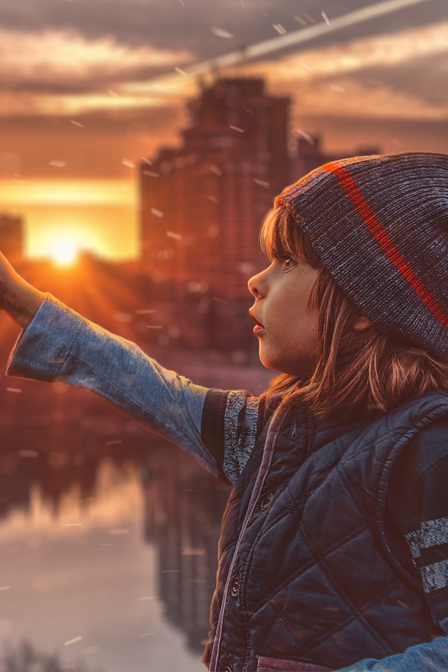 Маленькая девочка с птицей колибри на фоне города