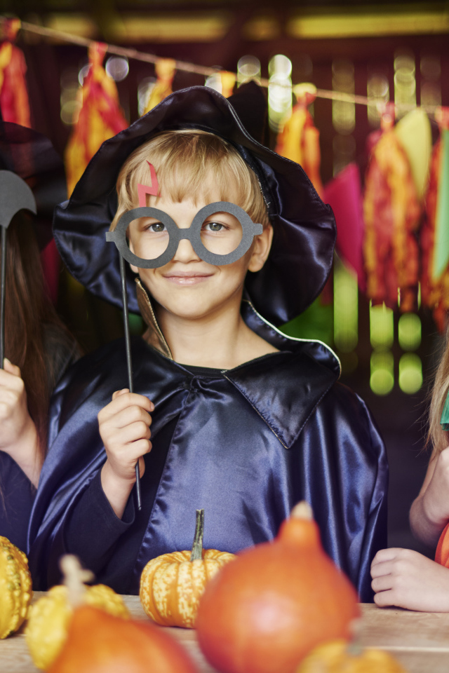 Маленькие дети в костюмах на Хэллоуин 