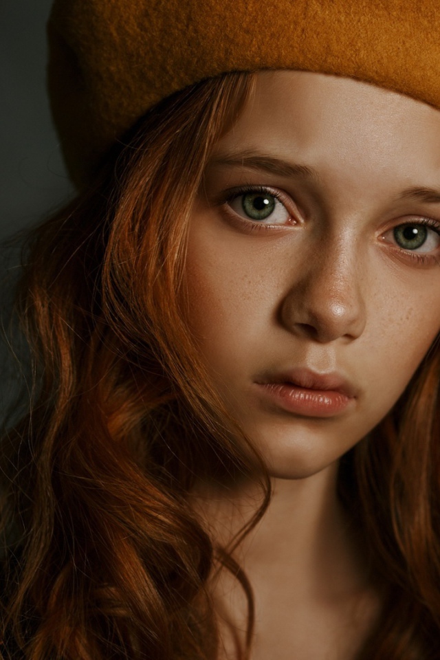 Грустная рыжеволосая зеленоглазая девочка в берете 