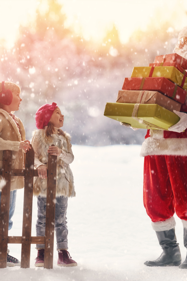 Санта Клаус принес подарки маленьким детям