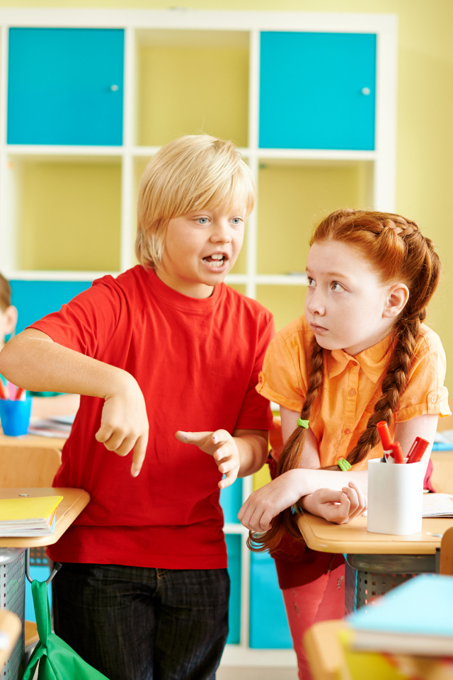 Школьники ведут беседу в классе