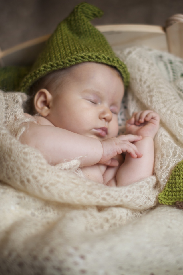 Спящий младенец лежит на пуховом платке