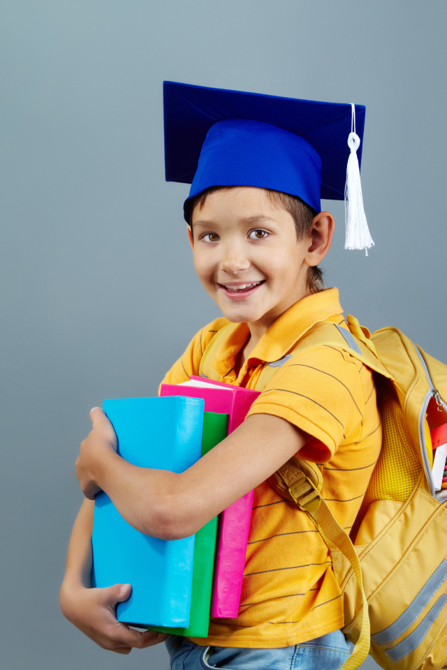 Умный мальчик школьник с рюкзаком  и учебниками