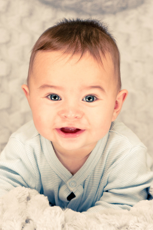 Улыбающийся голубоглазый маленький мальчик