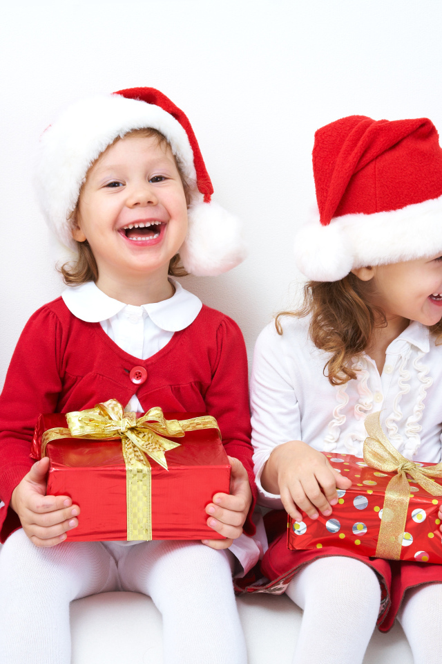 Улыбающиеся дети с подарками на новый год 