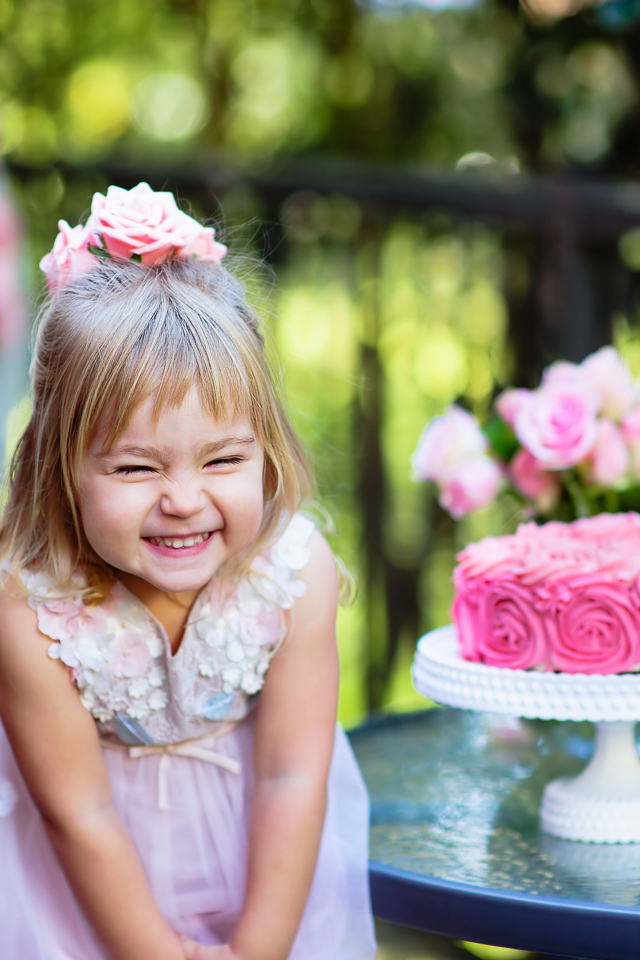 Улыбающаяся маленькая девочка с тортом