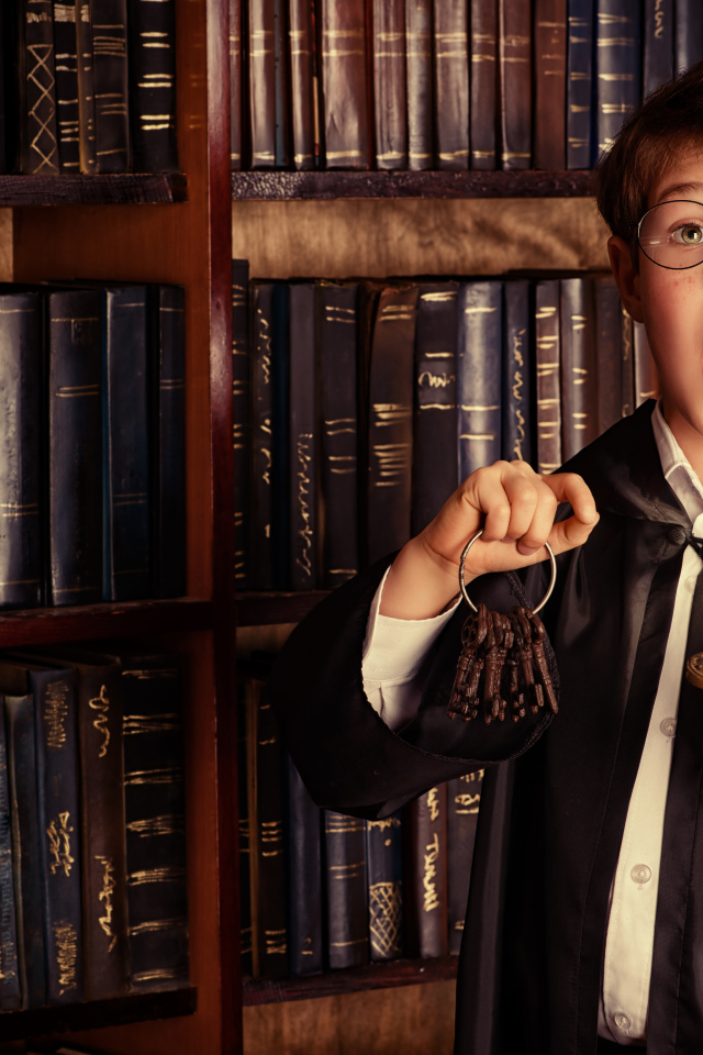 Удивленный мальчик с подсвечником со свечами в библиотеке