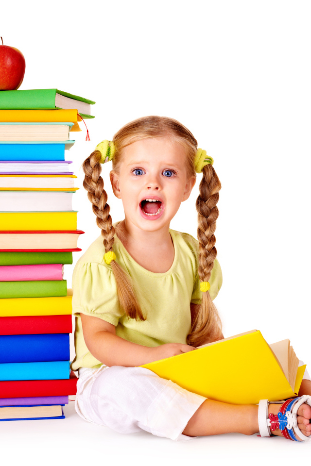 Удивленная маленькая девочка с книгами на белом фоне