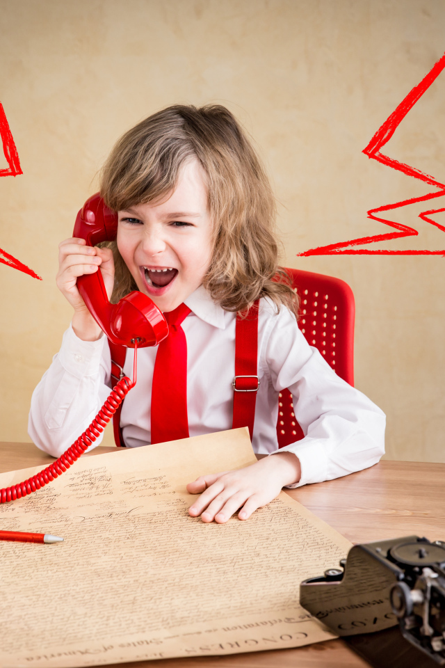Девочка ведет переговоры по старому телефону