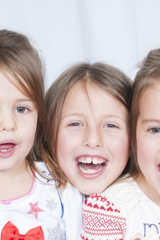 Три маленькие улыбающиеся девочки сестры 