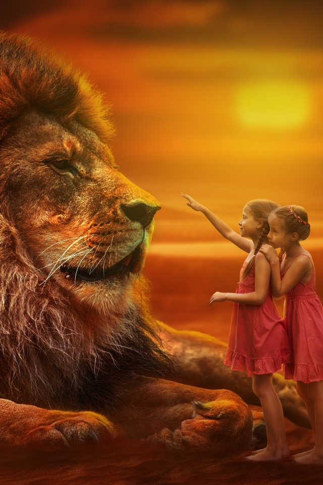 Две маленьких девочка тянут руку к большому льву