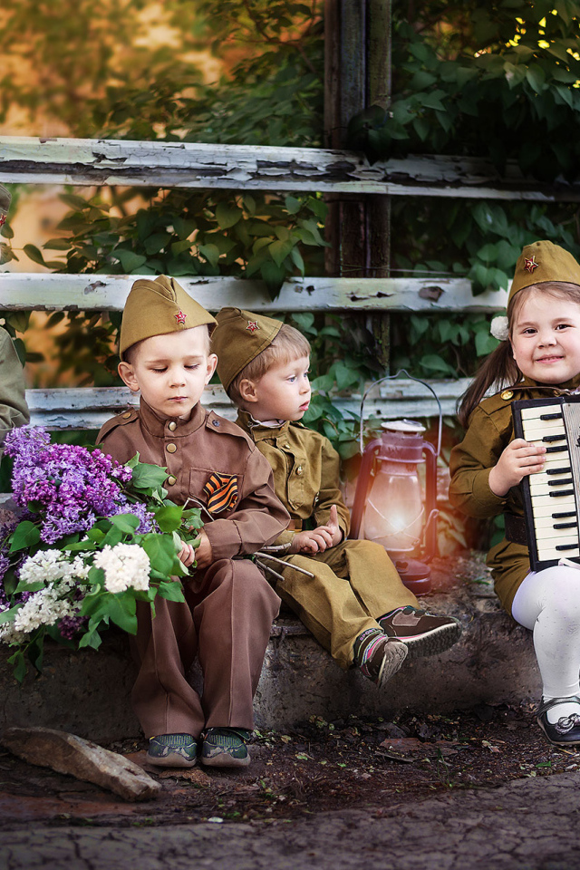 Маленькие дети в военной форме на 9 мая 