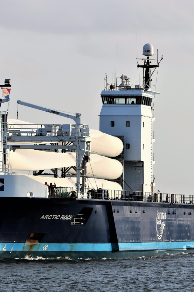 Корабль ARCTIC ROCK в море на фоне неба