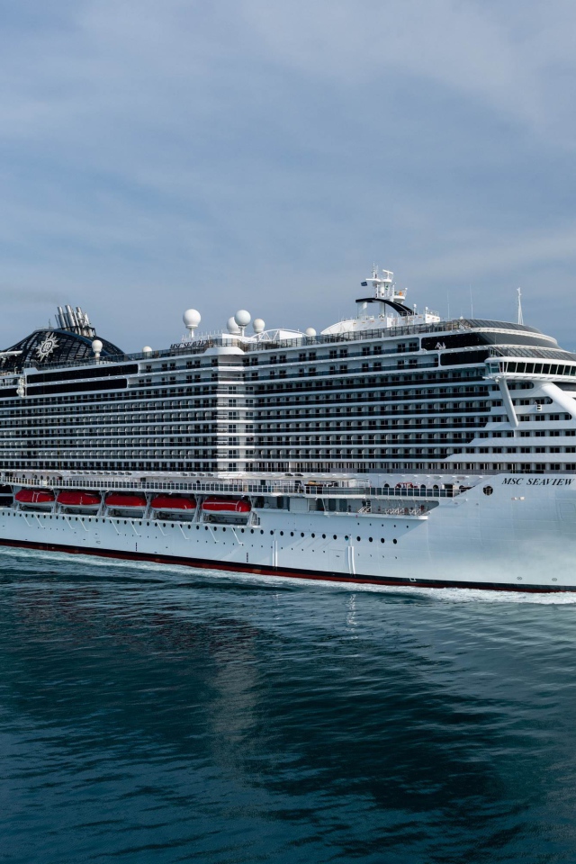 Красивый большой круизный лайнер MSC Seaview