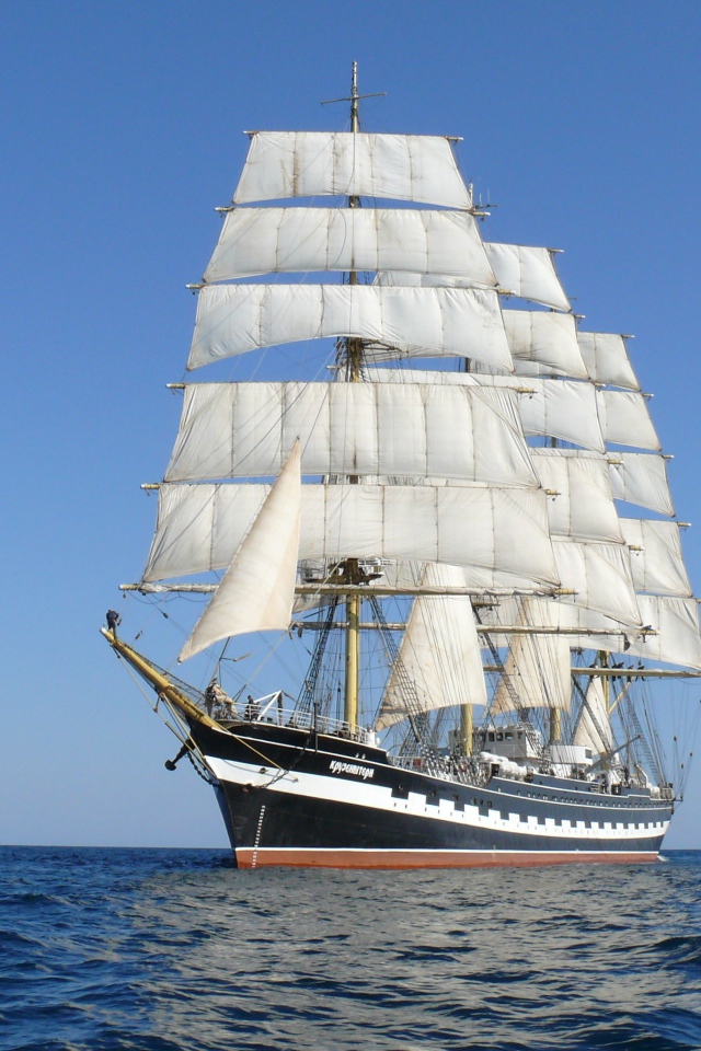 Большой красивый парусник 