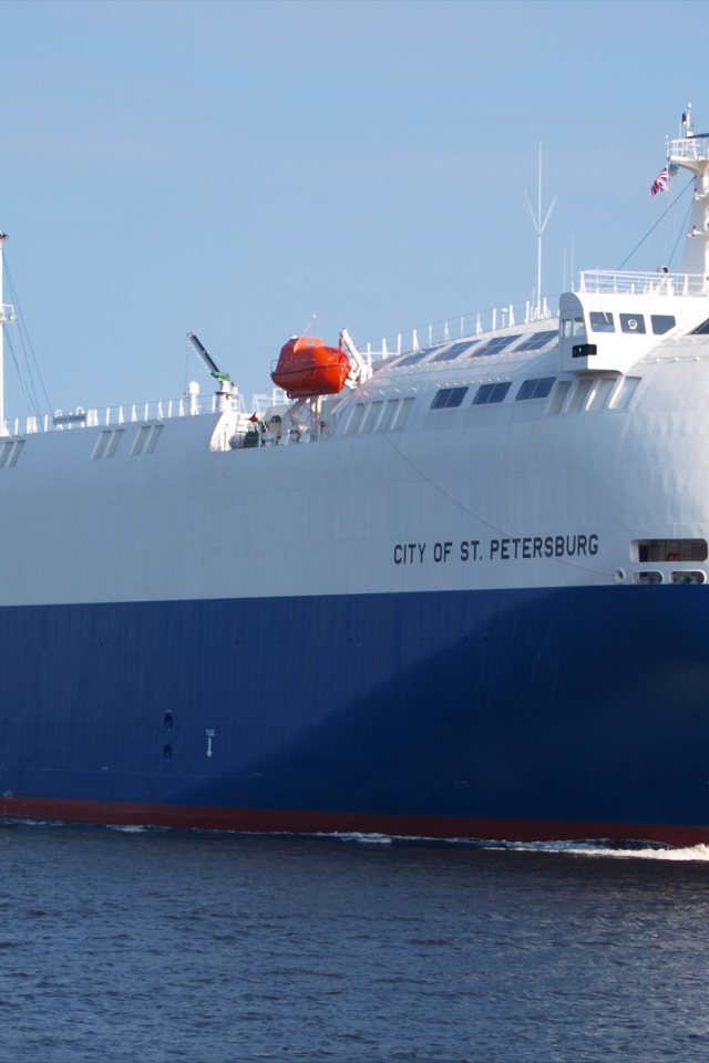 Теплоход-ролкер City of St. Petersburg  в море