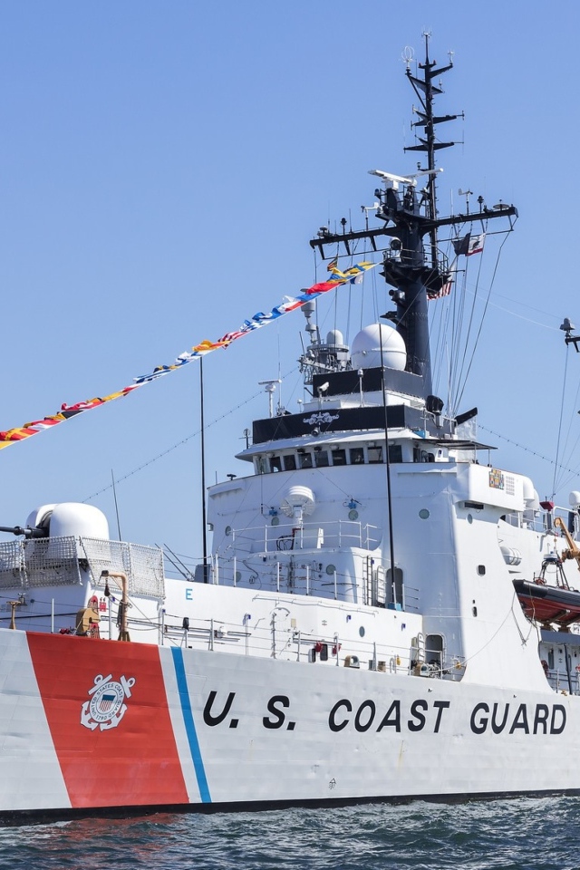 Судно береговой охраны Coast Guard  в море
