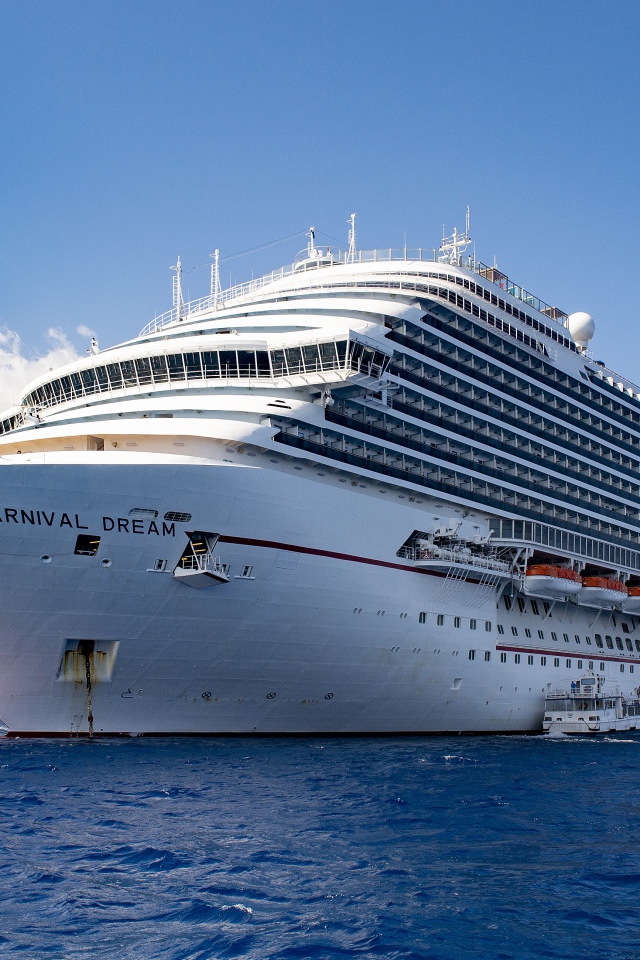 Большой круизный лайнер Carnival Dream в море