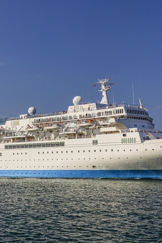 Большое круизное судно MS Marella Spirit в воде