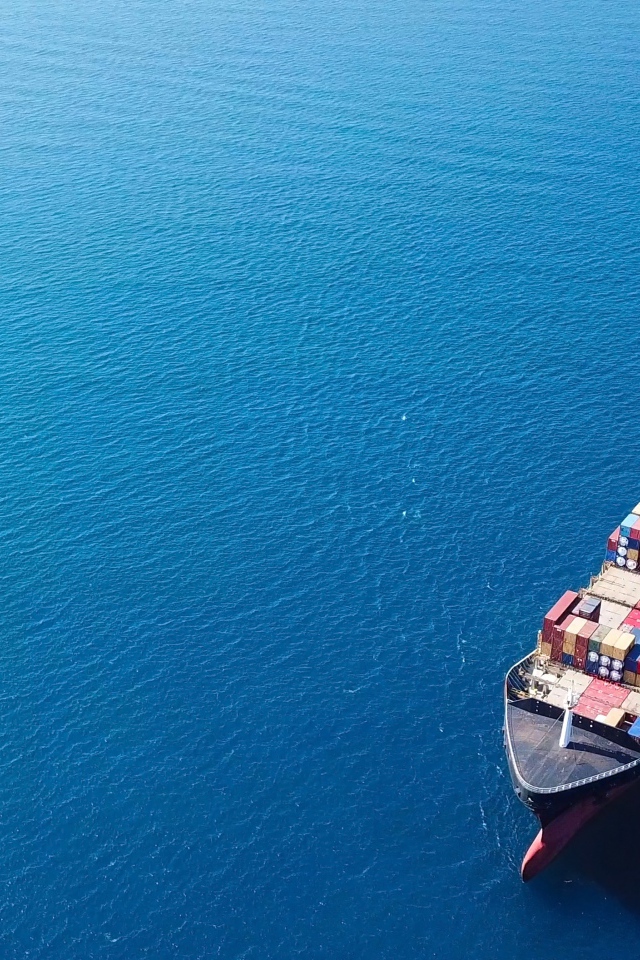 Большое грузовое судно с контейнерами в море 