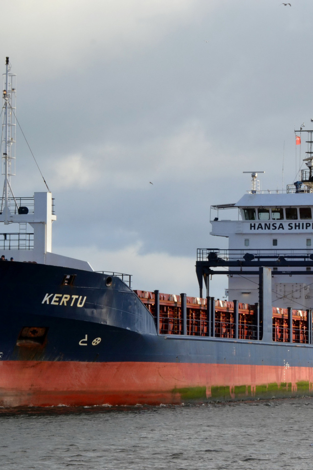 Large container ship Kertu sailing