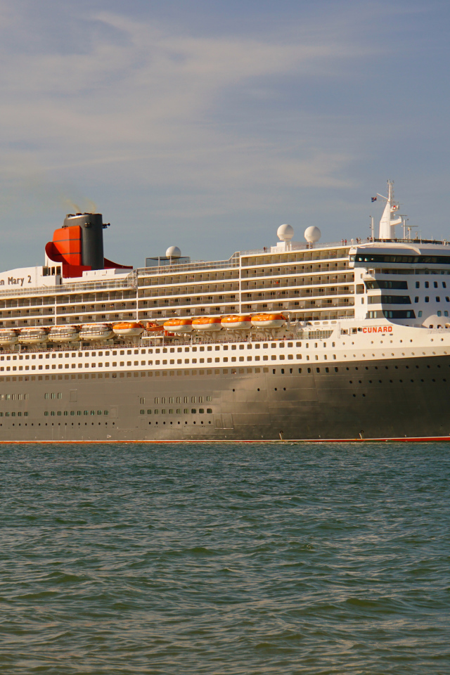 Большой океанский лайнер Queen Mary 2 в воде