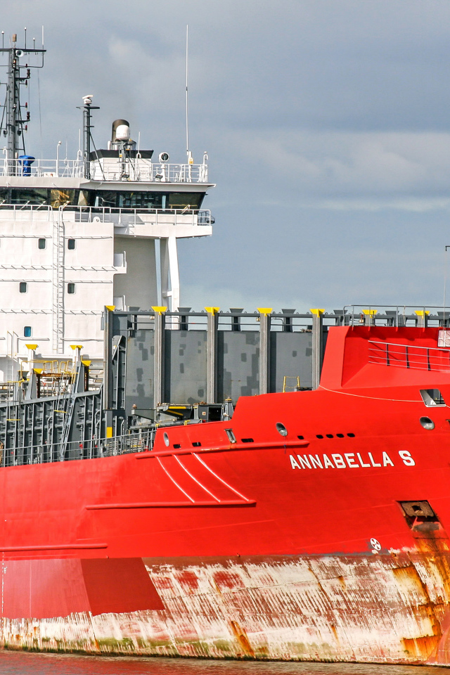 Большой красный контейнеровоз Annabella S на фоне