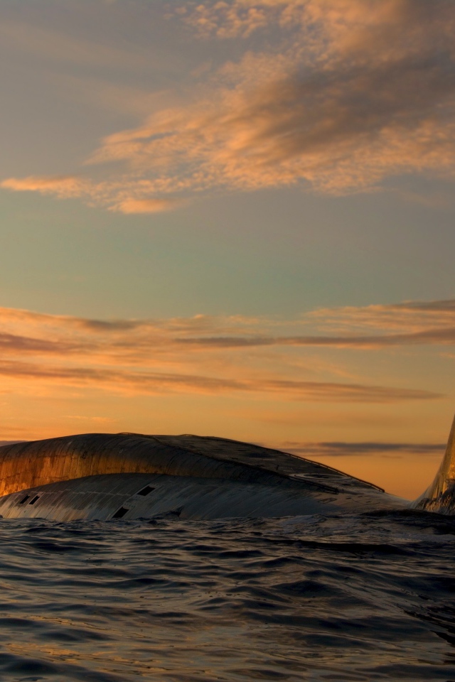 Большая подводная лодка в море под красивым небом