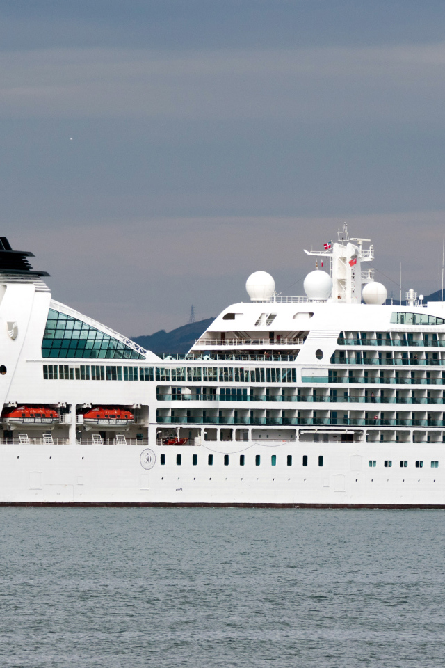 Роскошный белый круизный лайнер MV Seabourn Quest