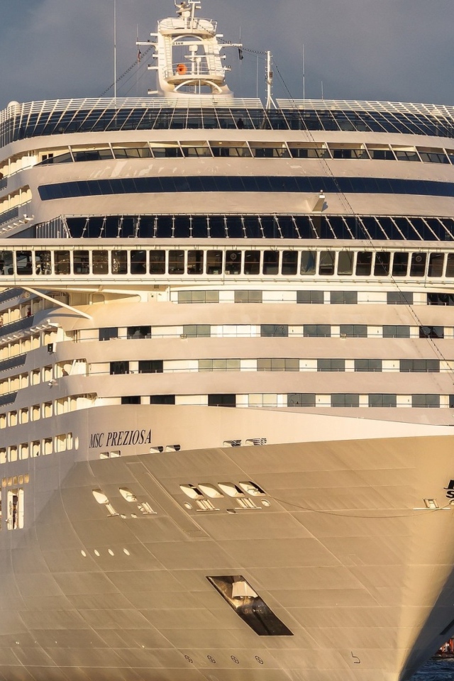 Круизный лайнер MSC Preziosa отправляется в плаванье