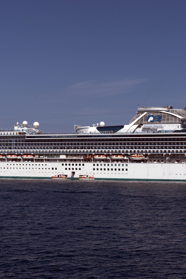 Белый круизный лайнер Sapphire Princess в море