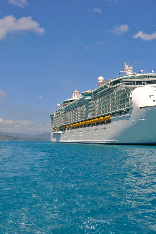 Белый круизный лайнер в голубой воде