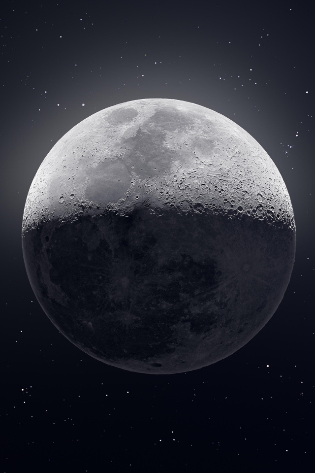 Большая холодная луна в звездном небе 