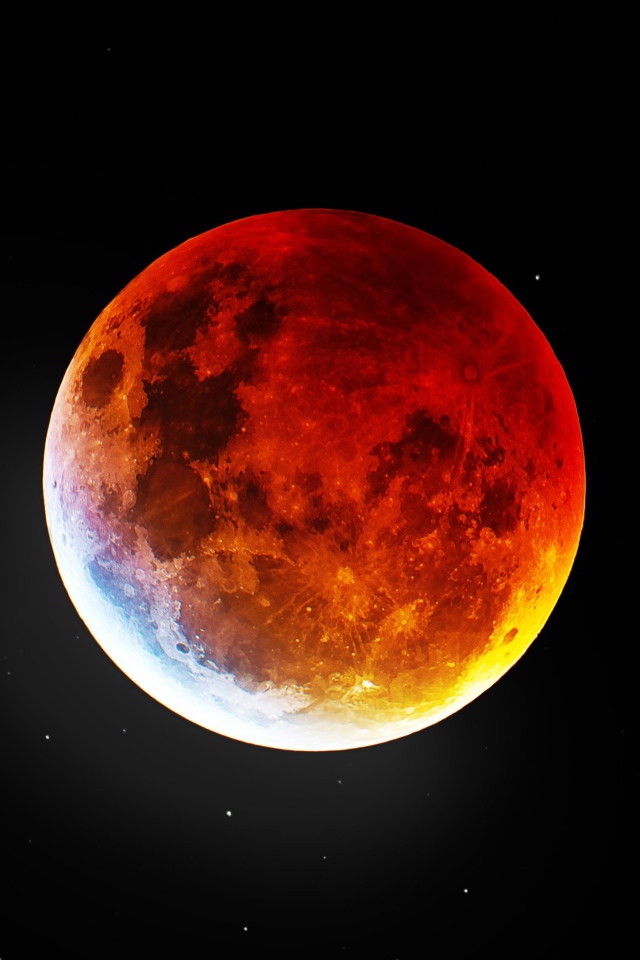 Большая огненная луна на черном фоне