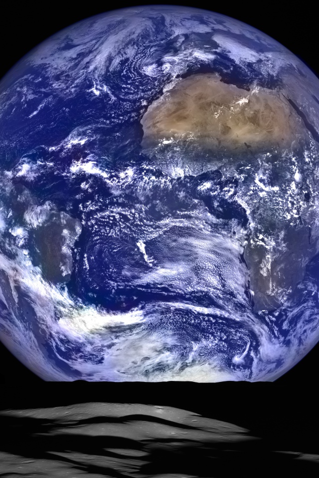 Большая планета земля на черном фоне в небе 