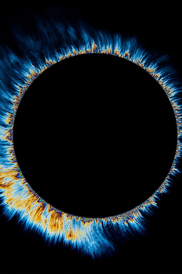 Солнечное затмение с яркими искрами на черном фоне