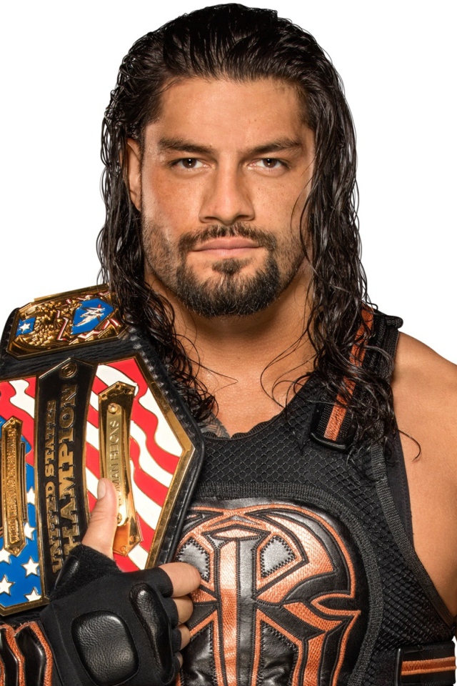 Американский рестлер Роман Рейнс на белом фоне