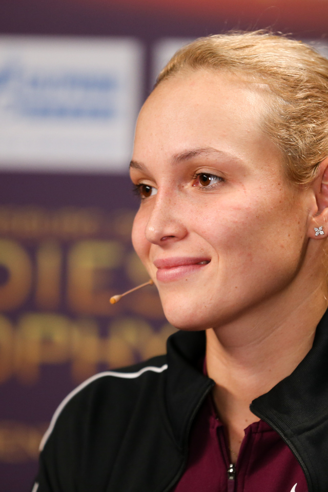 Хорватская теннисистка Донна Векич с микрофоном