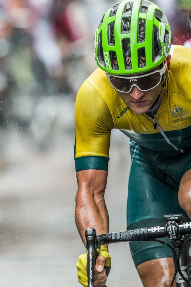 Велосипедисты на гонках под дождем