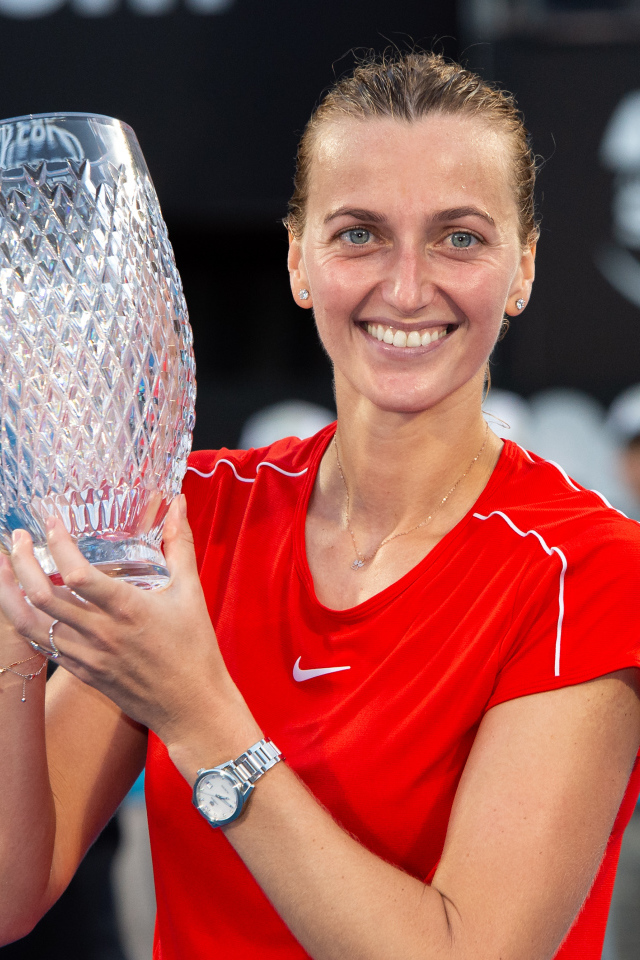 Чешская теннисистка Петра Квитова с кубком на корте