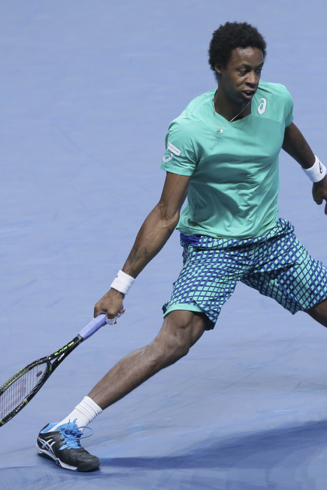 Французский теннисист Гаэль Монфис на корте с ракеткой